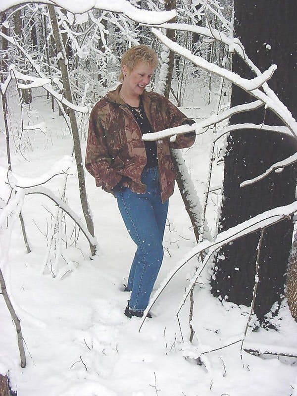 Зрелая мамочка сосет и мастурбирует в лесу снежным хуем 1 фото