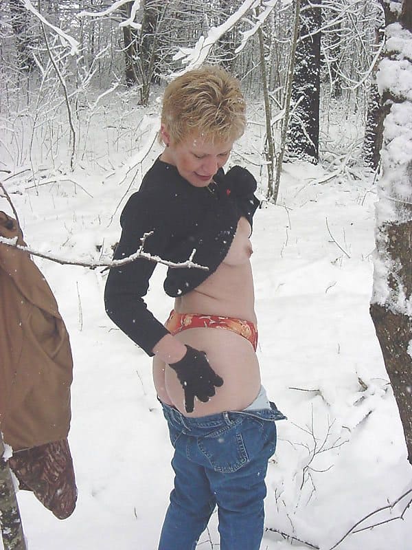 Зрелая мамочка сосет и мастурбирует в лесу снежным хуем 4 фото