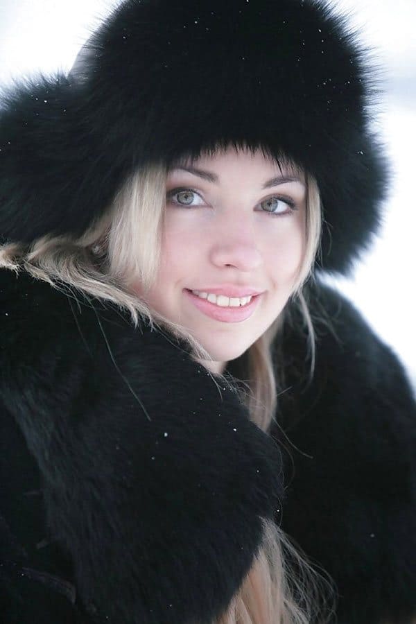 Русская красна девица гуляет зимой по деревне в шубе на голое тело и шапке ушанке 1 из 30 фото