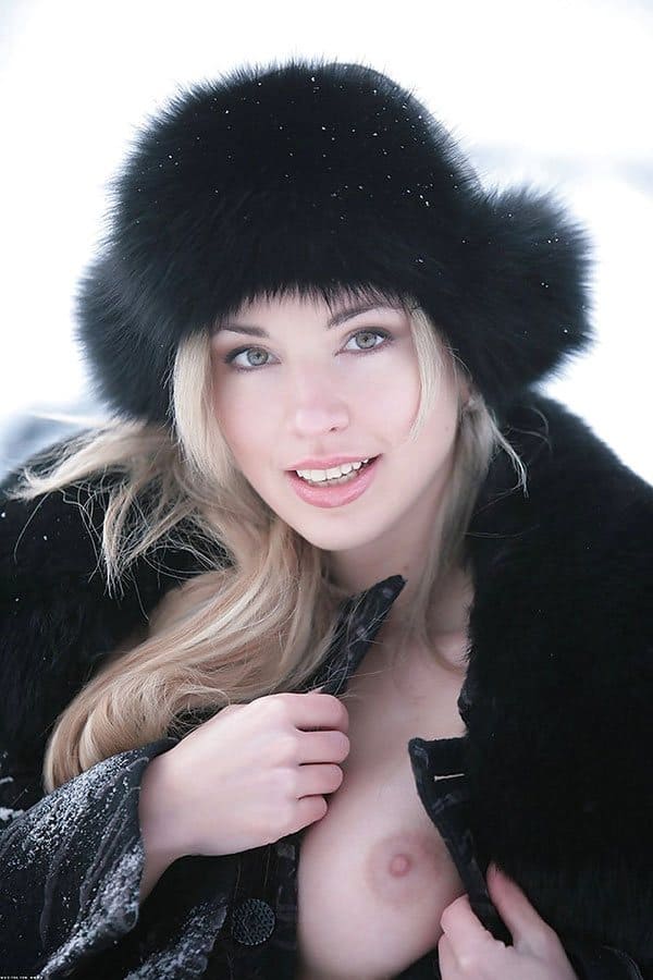 Русская красна девица гуляет зимой по деревне в шубе на голое тело и шапке ушанке 2 из 30 фото