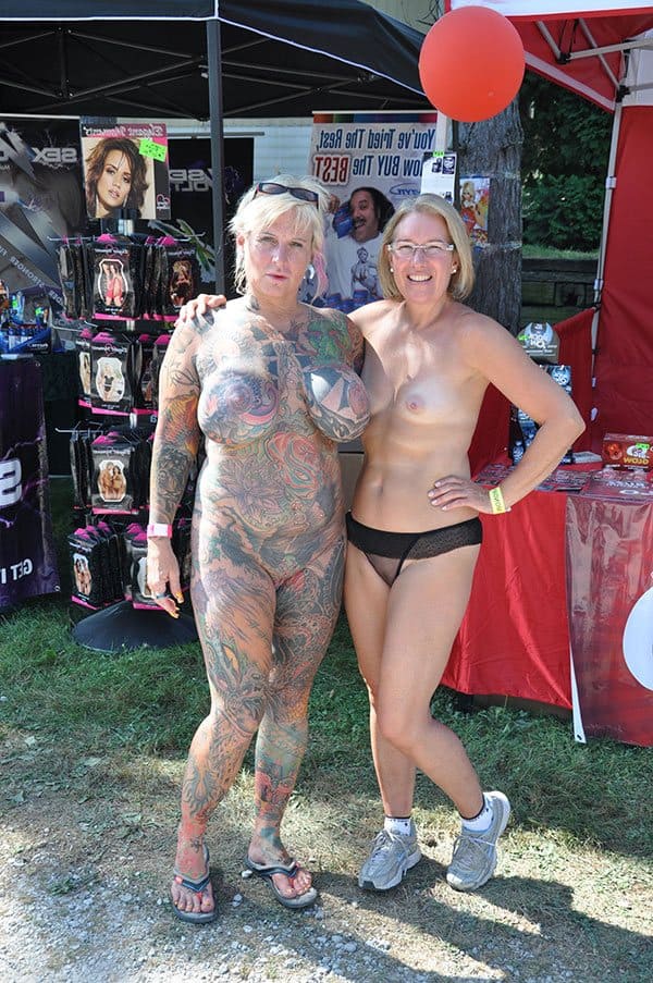 Голая дама вся в тату и интимном пирсинге на нудистском фестивале фриков извращенцев фото