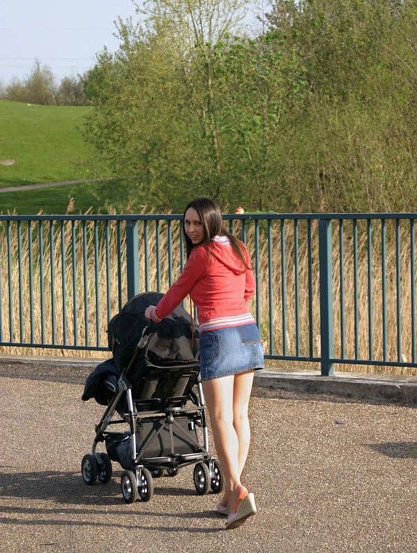 Молоденькая мамашка гуляет с коляской в мини юбке без лифчика и трусиков 1 из 27 фото