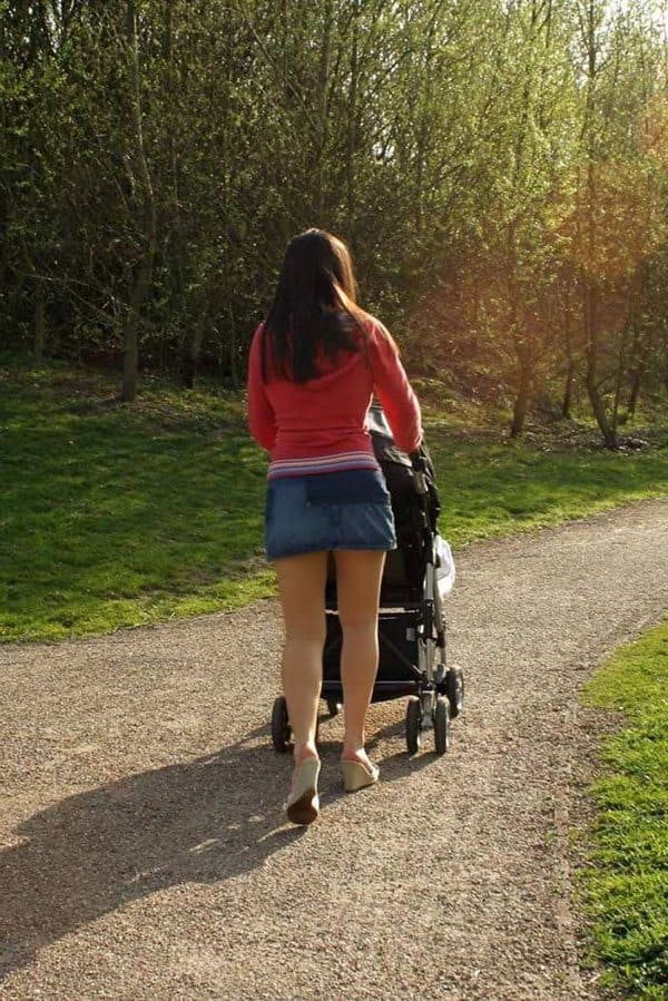 Молоденькая мамашка гуляет с коляской в мини юбке без лифчика и трусиков 15 из 27 фото