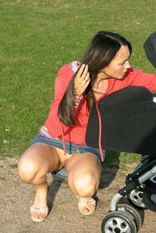 Молоденькая мамашка гуляет с коляской в мини юбке без лифчика и трусиков 16 из 27 фото