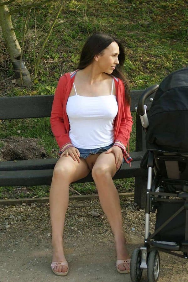 Молоденькая мамашка гуляет с коляской в мини юбке без лифчика и трусиков 21 из 27 фото