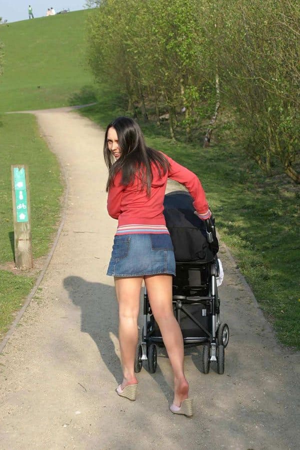 Молоденькая мамашка гуляет с коляской в мини юбке без лифчика и трусиков 4 из 27 фото