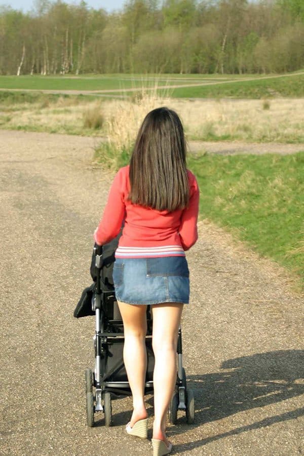 Молоденькая мамашка гуляет с коляской в мини юбке без лифчика и трусиков 5 из 27 фото
