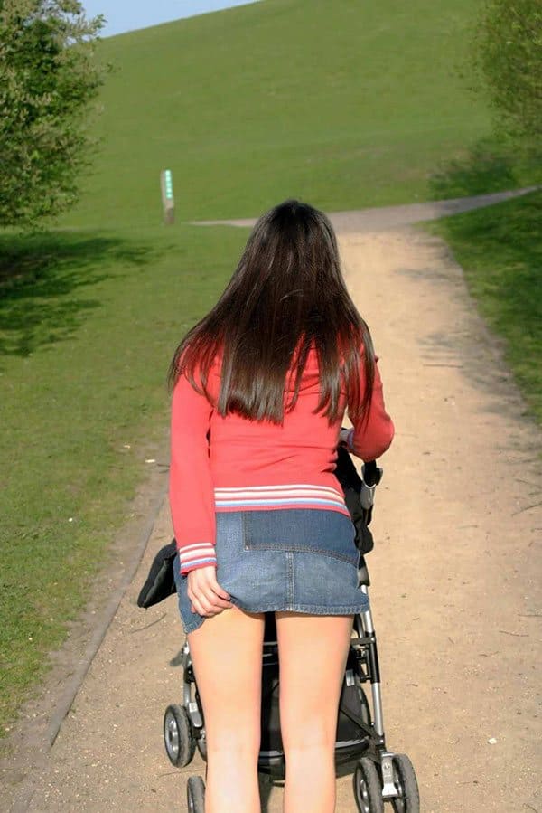 Молоденькая мамашка гуляет с коляской в мини юбке без лифчика и трусиков 6 из 27 фото