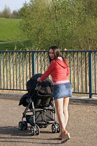Молоденькая мамашка гуляет с коляской в мини юбке без лифчика и трусиков
