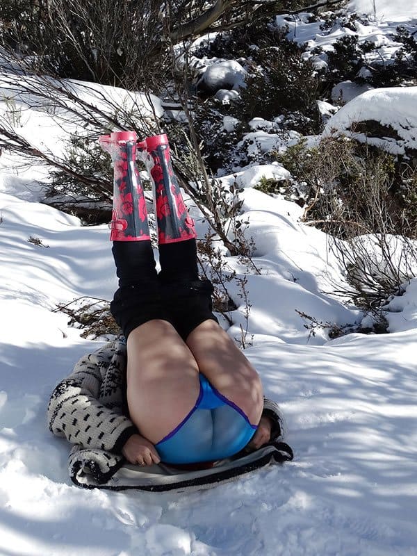 Женщина под елкой спускает прозрачные трусы и натирает лысую пизду снегом 3 из 8 фото