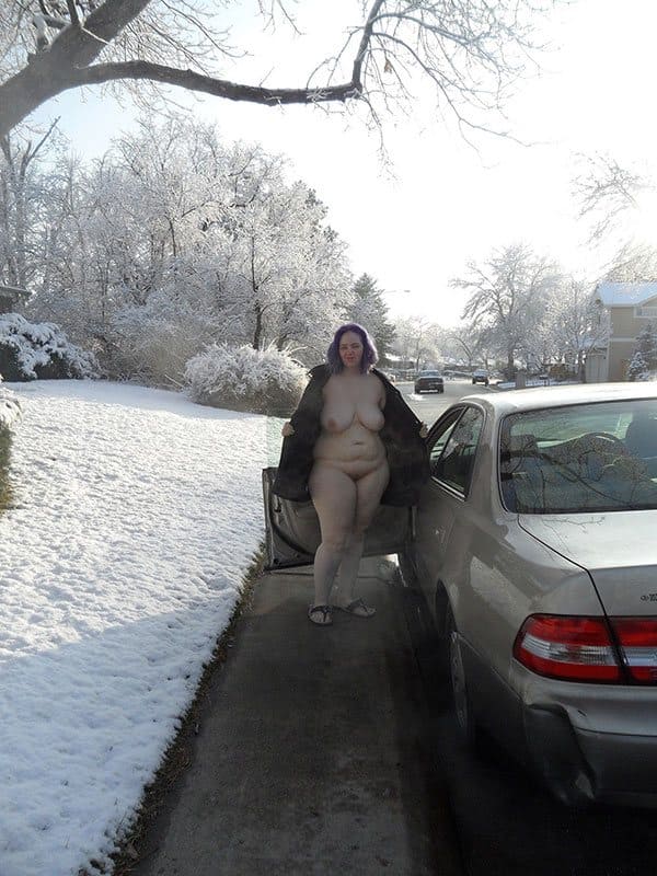 Зимним днем толстушка сняла пальто на улице под которым ничего не было 1 из 12 фото