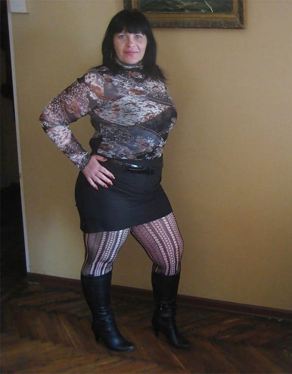 Горячая русская мамочка в эротическом белье позирует в квартире любовника 1 из 32 фото