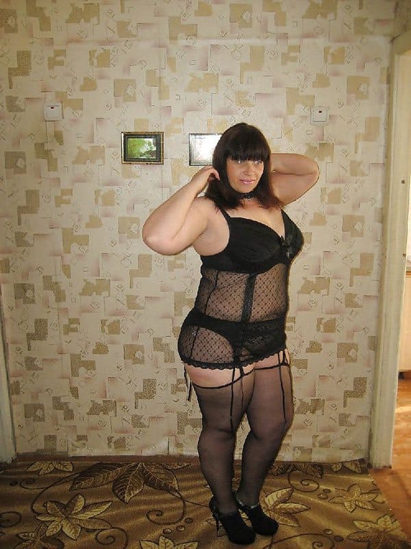 Горячая русская мамочка в эротическом белье позирует в квартире любовника 12 из 32 фото