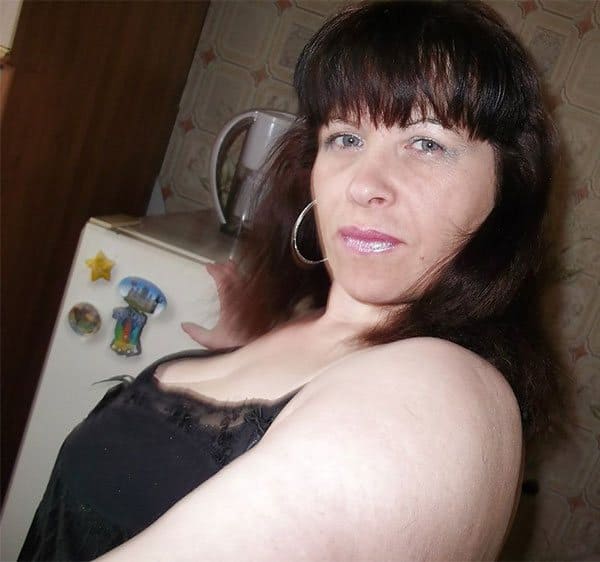 Горячая русская мамочка в эротическом белье позирует в квартире любовника 13 из 32 фото