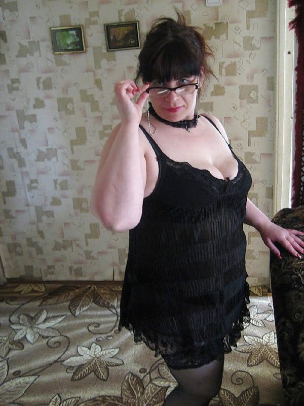 Горячая русская мамочка в эротическом белье позирует в квартире любовника 21 из 32 фото