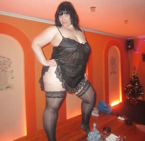 Горячая русская мамочка в эротическом белье позирует в квартире любовника 25 из 32 фото