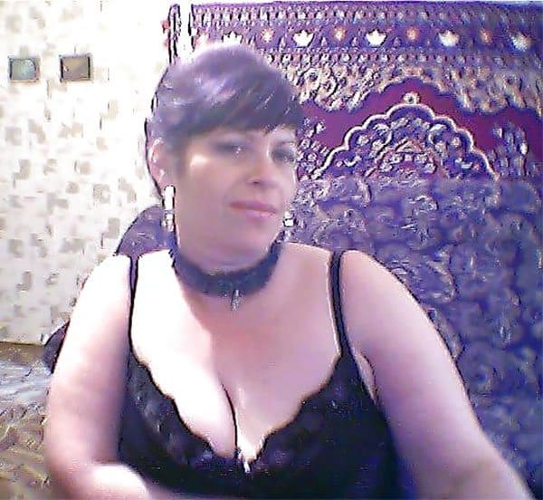 Горячая русская мамочка в эротическом белье позирует в квартире любовника 27 из 32 фото