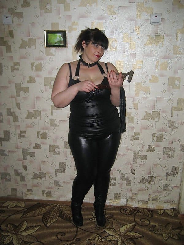 Горячая русская мамочка в эротическом белье позирует в квартире любовника 3 из 32 фото