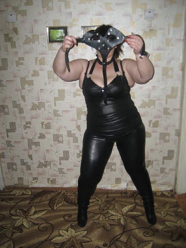 Горячая русская мамочка в эротическом белье позирует в квартире любовника 4 из 32 фото
