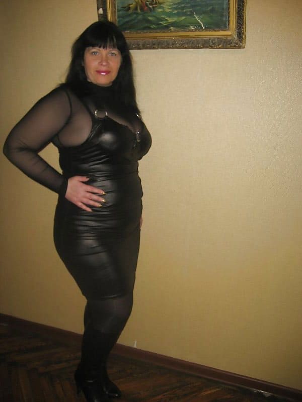 Горячая русская мамочка в эротическом белье позирует в квартире любовника 6 из 32 фото