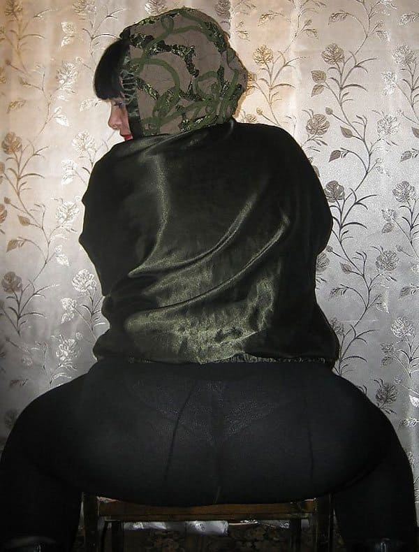 Горячая русская мамочка в эротическом белье позирует в квартире любовника 8 из 32 фото