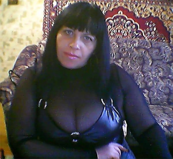 Горячая русская мамочка в эротическом белье позирует в квартире любовника 9 из 32 фото