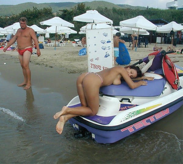 Сексуальные пляжные девушки на водных гидроциклах в бикини и без 22 из 30 фото