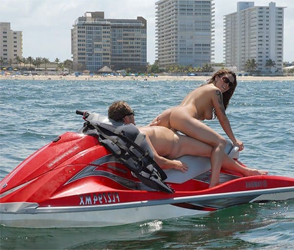 Сексуальные пляжные девушки на водных гидроциклах в бикини и без 28 из 30 фото