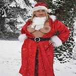 Зрелая женщина с большими сиськами в костюме Санта-Клауса