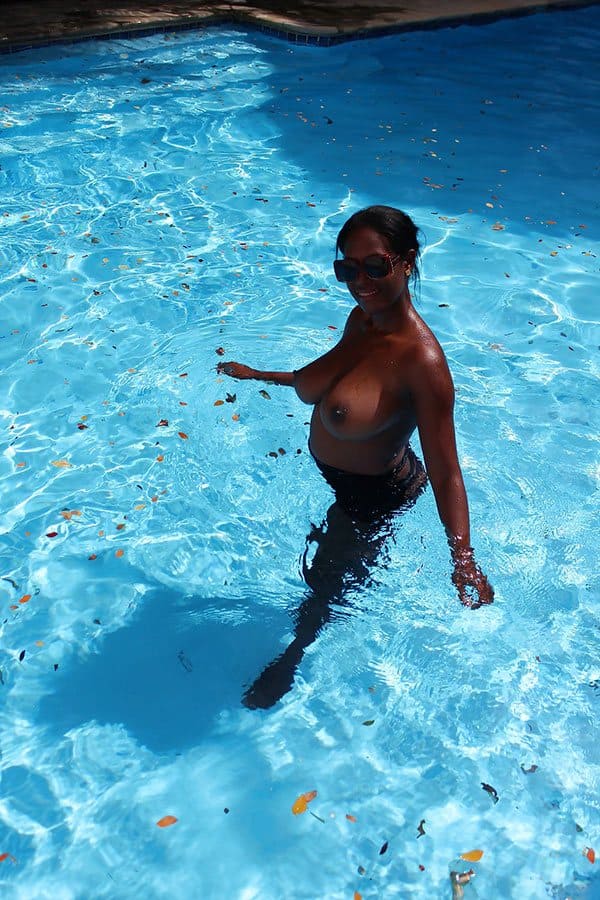 Девушки с голой грудью купаются в общем бассейне гостиницы топлес 26 фото