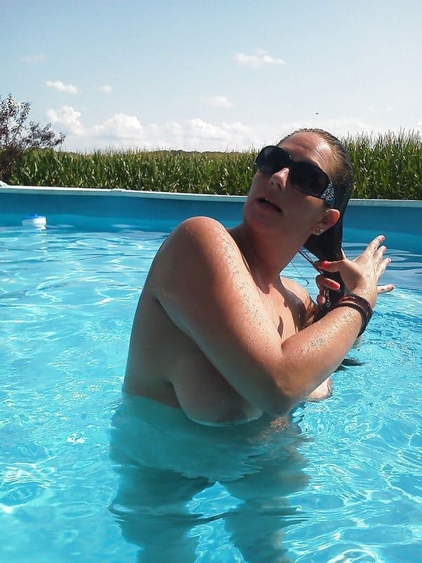 Девушки с голой грудью купаются в общем бассейне гостиницы топлес 9 фото