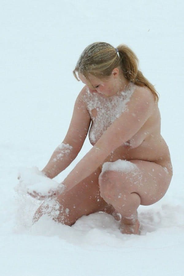 Нудистка вышла из теплой машины и нырнула в снег в чем мать родила фото