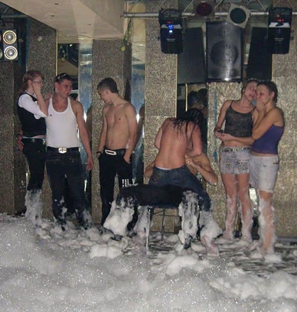 Порно конкурс на пенной вечеринке в клубе 1 из 24 фото