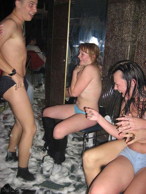 Порно конкурс на пенной вечеринке в клубе 17 из 24 фото
