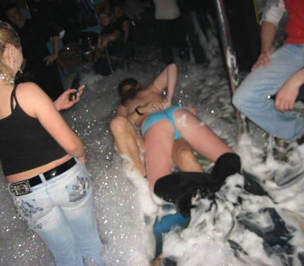 Порно конкурс на пенной вечеринке в клубе 18 из 24 фото