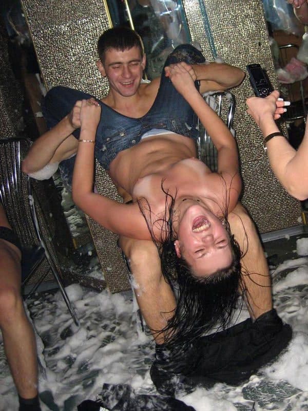 Порно конкурс на пенной вечеринке в клубе 5 из 24 фото