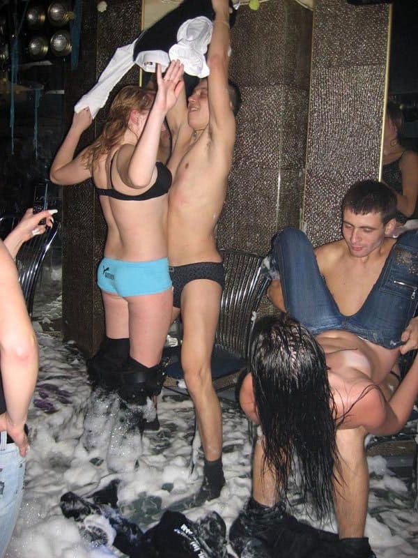 Порно конкурс на пенной вечеринке в клубе 6 из 24 фото