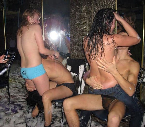 Порно конкурс на пенной вечеринке в клубе 9 из 24 фото