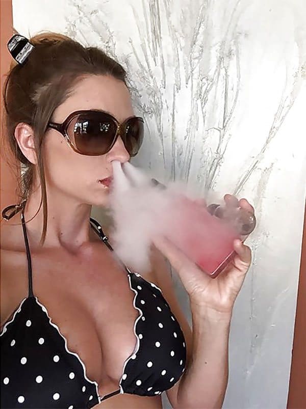 Сексуальные голые девушки курят вейп и пускают дым 13 из 30 фото