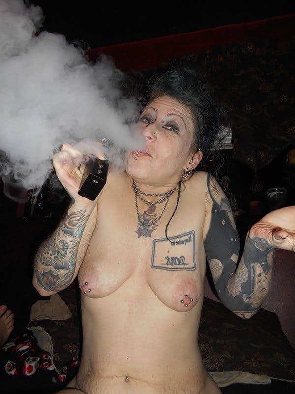 Сексуальные голые девушки курят вейп и пускают дым фото