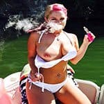 Сексуальные голые девушки курят вейп и пускают дым