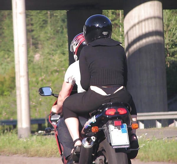 Пассажирка на мотоцикле засветила черные трусики фото