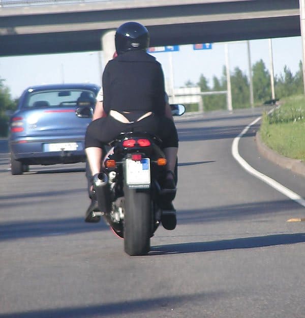 Пассажирка на мотоцикле засветила черные трусики фото