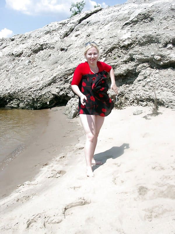 Русская нудистка открывает пляжный сезон в уединенном месте 1 из 16 фото