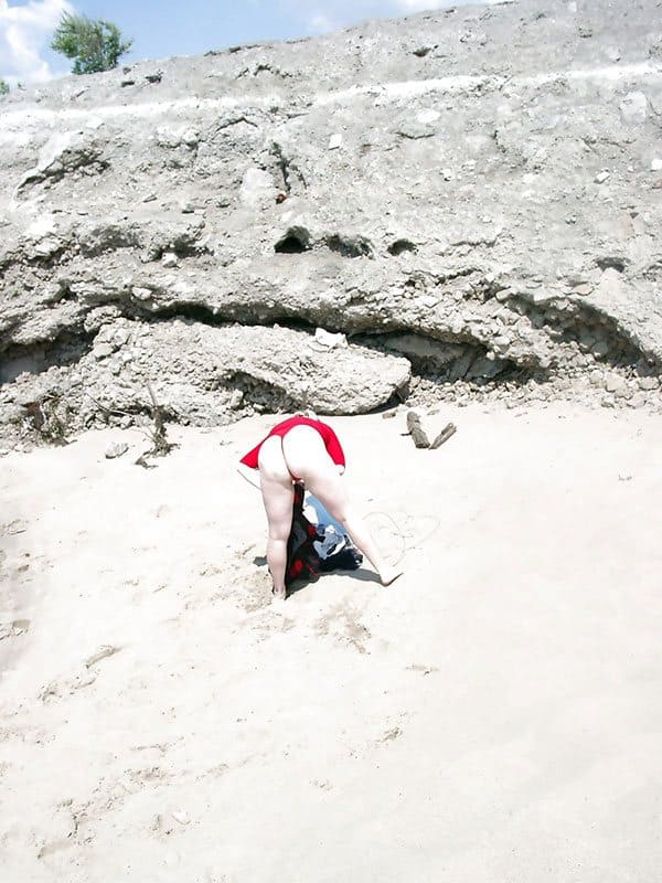 Русская нудистка открывает пляжный сезон в уединенном месте 3 из 16 фото