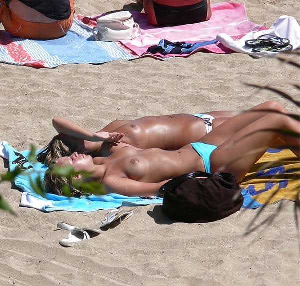 Сестры на пляже загорают топлес не стесняясь друг друга 16 из 30 фото