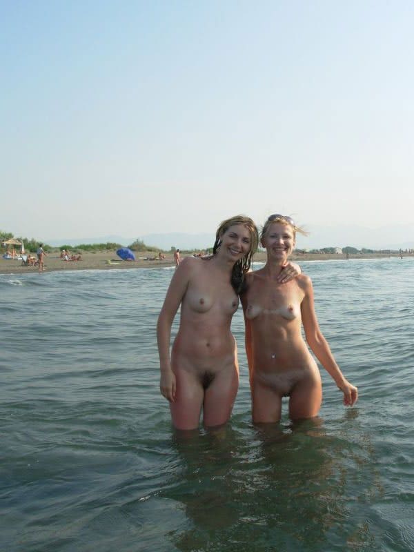 Сестры на пляже загорают топлес не стесняясь друг друга 27 из 30 фото