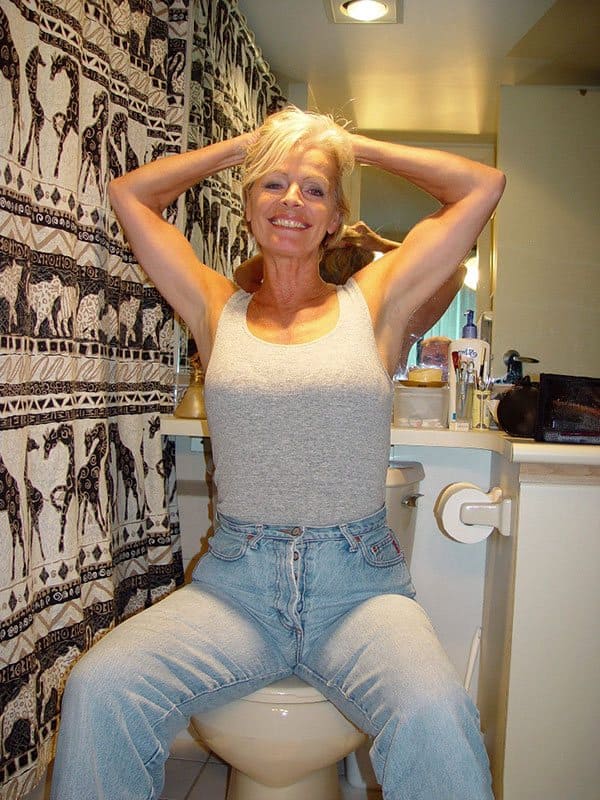 Зрелая блондинка раздевается в ванной фото