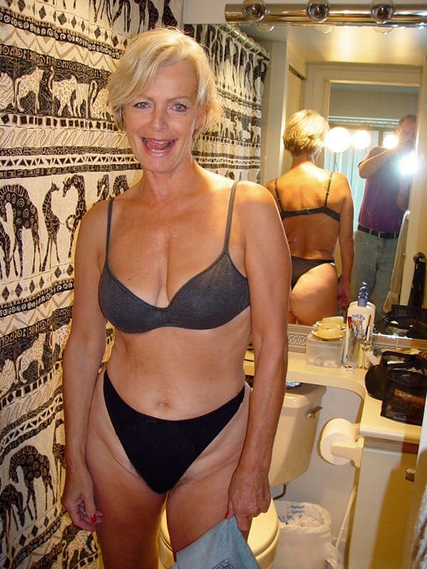 Зрелая блондинка раздевается в ванной фото
