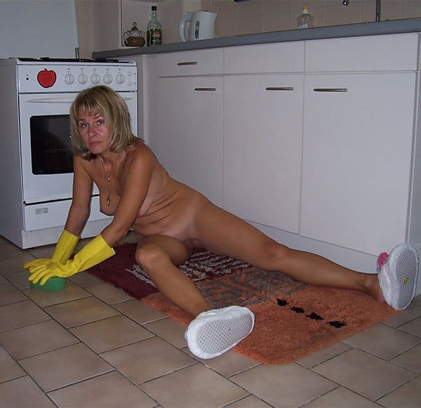 Русская женщина на кухне позирует голая 7 из 20 фото